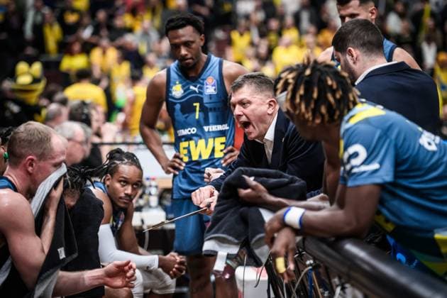 Predrag Krunic EWE Baskets Oldenburg, Head Coach time-out, clear speech to the team GER, MHP Riesen Ludwigsburg EWE Baskets Oldenburg, easycredit BBL, Basketball, Bundesliga, Matchday 7, Season 2025 2026, 08 11 2025 GER, MHP Riesen Ludwigsburg EWE Baskets Oldenburg, easycredit BBL, Basketball, Bundesliga, Matchday 7, Season 2025 2026, 08 11 2025 Ludwigsburg Copyright: xSandyxDinkelackerx EP_SDR