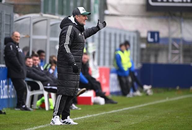 08 11 2025, xjhx, Soccer Regionalliga Suedwest, Bayern Alzenau FC 08 Homburg v l Coach Roland Seitz FC Homburg gives instructions DFL DFB REGULATIONS PROHIBIT ANY USE OF PHOTOGRAPHS as IMAGE SEQUENCES and or QUASI VIDEO Alzenau