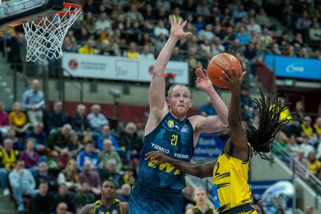 Seth Hinrichs EWE Baskets Oldenburg, 21 , Traveon Buchanan MHP RIESEN Ludwigsburg, 02 , GER, MHP RIESEN Ludwigsburg vs EWE Baskets Oldenburg, easycredit BBL, Basketball, Bundesliga, Matchday 7, Season 2025 2026, 08 11 2025, GER, MHP RIESEN Ludwigsburg vs EWE Baskets Oldenburg, easycredit BBL, Basketball, Bundesliga, Matchday 7, Season 2025 2026, 08 11 2025 Ludwigsburg Copyright: xEibner-Pressefoto SaschaxWaltherx EP_EER