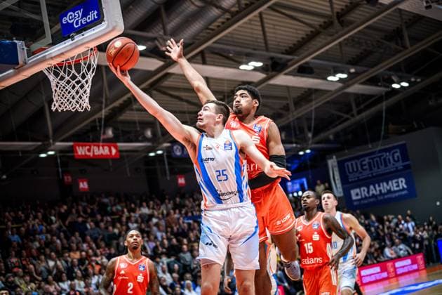 easycredit BBL Basketball Bundesliga 2025 2026 7 Matchday 08 11 2025 Science City Jena vs NINERS Chemnitz Lorenz Bank Jena with the lay-up against Kostja Mushidi Chemnitz Sparkassen Arena
