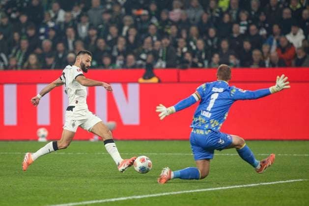 Mönchengladbach, Germany, 08 11 25 Franck Honorat Borussia Mönchengladbach and Marvin Schwäbe 1 FC Köln fighting for the ball during the Bundesliga match between Borussia Mönchengladbach and 1 FC Köln at the stadium in Borussia Park Mönchengladbach Stadion im Borussia Park North Rhine Westphalia Germany Copyright: xBrauer-Fotoagenturx xAdrianxSchlx