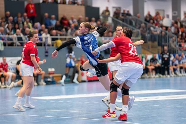 HSG Blomberg Lippe GER vs Valur Reykjavik ISL , Handball, EHF European League Women, Qualification Round 3, 08 11 2025, Season 2025 2026, Blomberg Nieke Kuehne HSG Blomberg Lippe, 09 in goal Blomberg Sporthalle an der Ulmenallee Germany