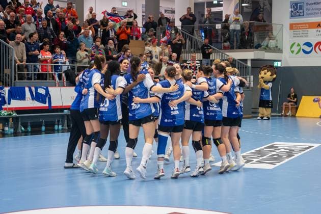 HSG Blomberg Lippe GER vs Valur Reykjavik ISL , Handball, EHF European League Women, Qualification round 3, 08 11 2025, Season 2025 2026, Blomberg The players of HSG Blomberg Lippe GER cheer after the victory Blomberg Sporthalle an der Ulmenallee Germany