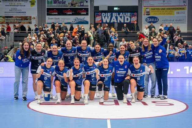 HSG Blomberg Lippe GER vs Valur Reykjavik ISL , Handball, EHF European League Women, Qualification round 3, 08 11 2025, Season 2025 2026, Blomberg The players of HSG Blomberg Lippe GER cheer after the victory Blomberg Sporthalle an der Ulmenallee Germany