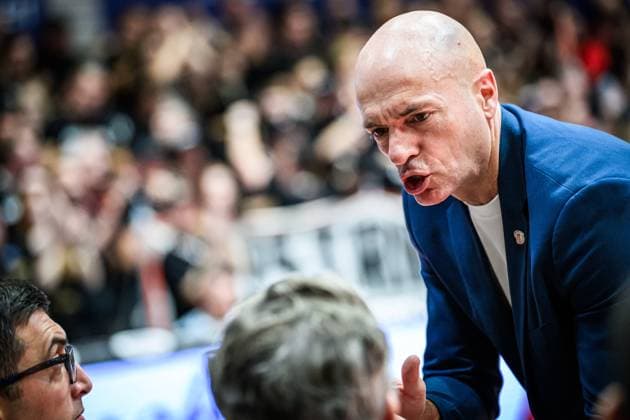 easycredit BBL Basketball Bundesliga 2025 2026 7 Matchday 08 11 2025 Science City Jena vs NINERS Chemnitz right Coach Rodrigo Pastore Chenmitz , Portrait, speaks to Bank Sparkassen Arena