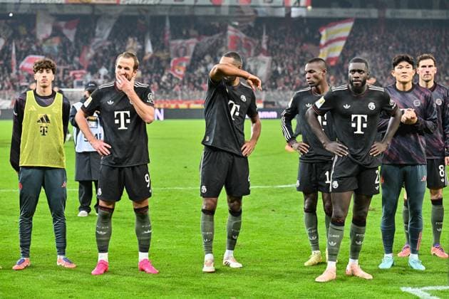 Bundesliga 1 FC Union Berlin FC Bayern Munich 08 11 2025 BERLIN, GERMANY 8 NOVEMBER after the match the FCB players thank the fans Harry KANE FC Bayern Munich 9 , Jonathan TAH FC Bayern Munich 4 , Nicolas JACKSON FC Bayern Munich 11 , Dayot UPAMECANO FC Bayern Munich 2 , Minjae KIM FC Bayern Munich 3 , Leon GORETZKA FC Bayern Munich 8 during the Bundesliga match between 1 FC Union Berlin and FC Bayern Munich on matchday 10 at Stadion an der alten Försterei on November 8, 2025 in Berlin, Germany DFL REGULATES PROHIBIT ANY USE OF PHOTOGRAPHS AS IMAGE SEQUENCES AND OR QUASI VIDEO Copyright: xBEAUTIFULxSPORTS Goldbergx