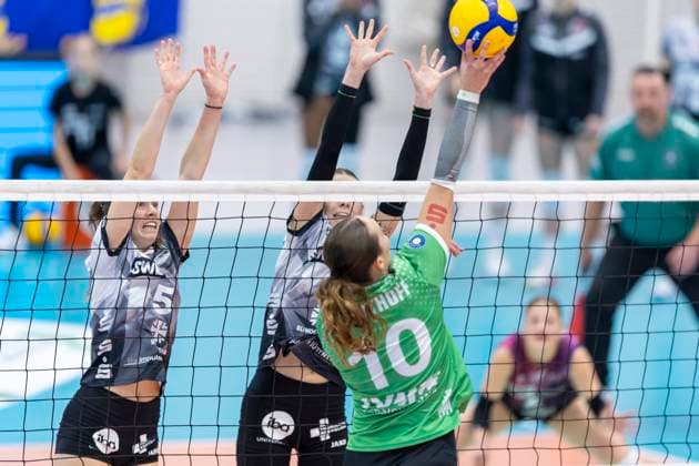 DVV Cup Round of 16 Womens Black and White Erfurt vs Black and White Erfurt vs USC Münster Erfurt 08 11 2025 Emilie Respaut 5 Black and White Erfurt left and Elizabeth Sandbothe 2 Black and White Erfurt vs Amelie Strothoff 10 USC Münster DVV Cup Round of 16 Womens Black and White Erfurt vs Black and White Erfurt vs USC Münster Riethsporthalle Erfurt 08 11 2025 Copyright: xBEAUTIFULxSPORTS Duehringx