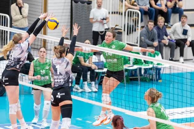 DVV Cup Round of 16 Womens Black and White Erfurt vs Black and White Erfurt vs USC Münster Erfurt 08 11 2025 Lea Feistritzer 8 Black and White Erfurt left and Alina Zellin 1 Black and White Erfurt vs Brianna Ford 14 USC Münster DVV Cup Round of 16 Womens Black and White Erfurt vs Black and White Erfurt vs USC Münster Riethsporthalle Erfurt 08 11 2025 Copyright: xBEAUTIFULxSPORTS Duehringx