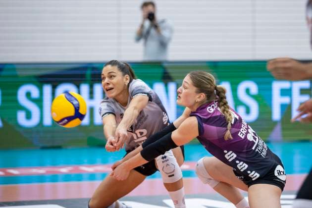DVV Cup Round of 16 Womens Black and White Erfurt vs Black and White Erfurt vs USC Münster Erfurt 08 11 2025 Kinga Szücs 10 Black and White Erfurt left and Lotte Goertz 4 Black and White Erfurt right DVV Cup Round of 16 Womens Black and White Erfurt vs Black and White Erfurt vs USC Münster Riethsporthalle Erfurt 08 11 2025 Copyright: xBEAUTIFULxSPORTS Duehringx