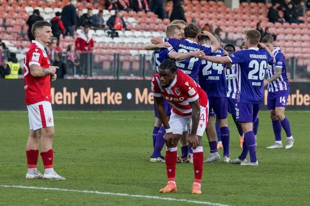 Cottbus, Germany 08 November 2025 3 Liga 2025 2026 FC Energie Cottbus vs VfL Osnabrück In the picture VfL Osnabrück celebrates the victory, in front disappointed f l Erik Engelhardt Energie Cottbus and Anderson Lucoqui Energie Cottbus DFB regulations prohibit any use of photographs as image sequences and or quasi video LEAG Energie Stadion Brandenburg Copyright: xFotostandx xWeilandx