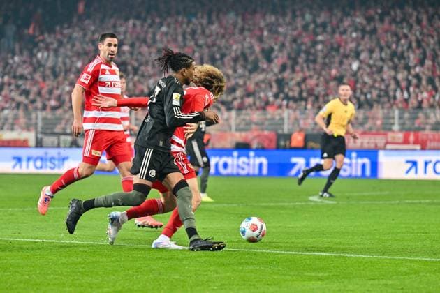 Bundesliga 1 FC Union Berlin FC Bayern Munich 08 11 2025 Berlin, GERMANY 8 NOVEMBER in duel Michael OLISE FC Bayern Munich 17 and Alex KRAL Union Berlin 33 during the Bundesliga match between 1 FC Union Berlin and FC Bayern Munich on matchday 10 at Stadion an der alten Försterei on November 8, 2025 in Berlin, Germany DFL REGULATIONS PROHIBIT ANY USE OF PHOTOGRAPHS AS IMAGE SEQUENCES AND OR QUASI VIDEO Rani KHEDIRA Union Berlin 8 Copyright: xBEAUTIFULxSPORTS Goldbergx