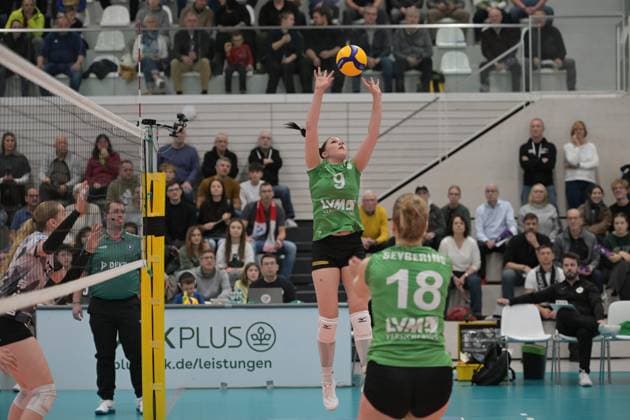 Emilia Jordan 9 USC Münster places the ball while Diane Seybering 18 USC Münster is in receiving position Emilia Jordan 9 USC Münster places the ball Copyright: xSpeedshotx