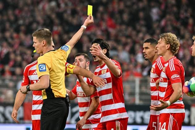 Bundesliga 1 FC Union Berlin FC Bayern Munich 08 11 2025 berlin, GERMANY 8 NOVEMBER Referee Dr Florian EXNER shows Diogo LEITE Union Berlin 4 the yellow card during the Bundesliga match between 1 FC Union Berlin and FC Bayern Munich on matchday 10 at Stadion an der alten Försterei on November 8, 2025 in Berlin, Germany DFL REGULATIONS PROHIBIT ANY USE OF PHOTOGRAPHS AS IMAGE SEQUENCES AND OR QUASI VIDEO Copyright: xBEAUTIFULxSPORTS Goldbergx
