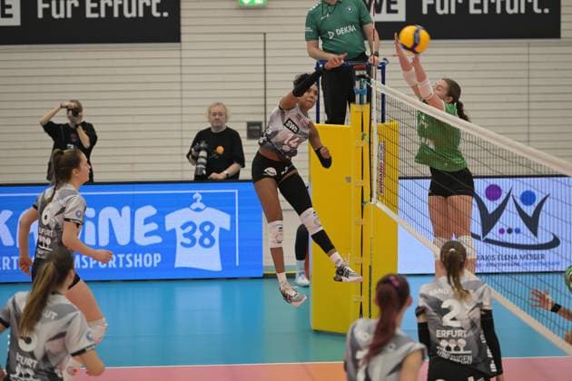 Brianna Ford 14 USC Münster smashes while Elizabeth Sandbothe 2 Schwarz Weiß Erfurt blocks at the net Brianna Ford 14 USC Münster smashes, Elizabeth Sandbothe 2 Schwarz Weiß Erfurt blocks Copyright: xSpeedshotx