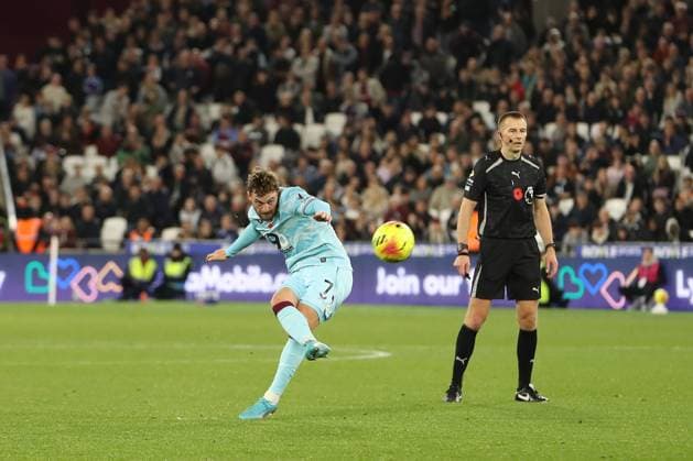 8th November 2025; London Stadium, London, England; Premier League Football, West Ham United versus Burnley; Jacob Bruun Larsen of Burnley shooting from a direct freekick  KatiexChan