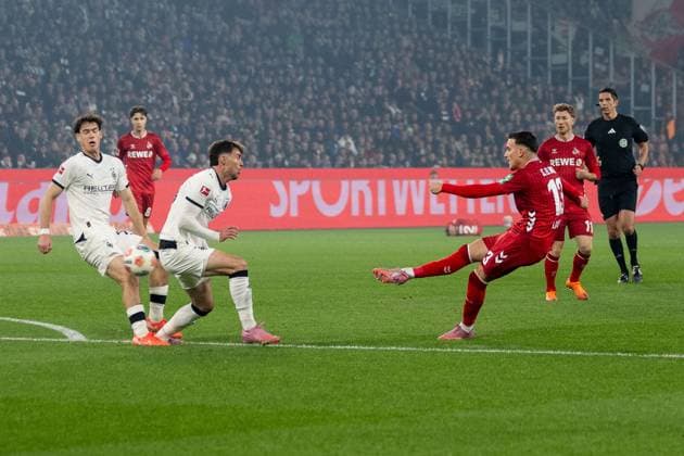 08 11 2025, Soccer 1 Bundesliga, Season 2025 2026, Matchday 10, Borussia Moenchengladbach 1 FC Koeln at Borussia Park in Moenchengladbach Joe Scally Borussia Moenchengladbach, 29 can not block the shot of Said El Mala 1 FC Koeln, 13 Important note According to the regulations of the DFL German Football League and the DFB German Football Association, it is prohibited to use or have used photographs taken in the stadium or of the match in the form of sequential images or video-like photo series Foto Kirchner Media Thomas Haesler Copyright: xKirchner-Media ThomasxHaeslerx