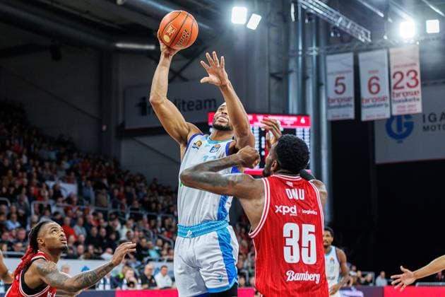 Jaedon Le Dee Frankfurt Skyliners, 13 , Ejiofor Onu BMA365 Bamberg Baskets, 35 , BMA365 Bamberg Baskets vs Frankfurt Skyliners, Basketball, easyCredit BBL, 7 Matchday, 08 11 2025 BMA365 Bamberg Baskets vs Frankfurt Skyliners, Basketball, easyCredit BBL, 7 Matchday, 08 11 2025 Bamberg Copyright: xEibner-Pressefoto G.xSantemizx EP_EER