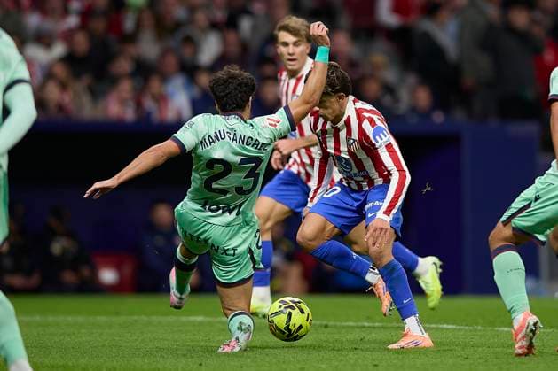 Giuliano Simeone (Atletico de Madrid) and Manu Sanchez (UD Levante) battle for the ball during the LaLiga EA Sports match between AtlÃ tico Madrid v Levante UD at Estadio Riyadh Air Metropolitano on November 8, 2025 in Madrid, Spain. (Photo by Manu Reino DeFodi Images) Giuliano Simeone Atletico de Madrid and Manu Sanchez UD Levante battle for the ball during the LaLiga EA Sports match between AtlÃ tico Madrid v Levante UD at Estadio Riyadh Air Metropolitano on November 8, 2025 in Madrid, Spain Photo by Manu Reino DeFodi Images