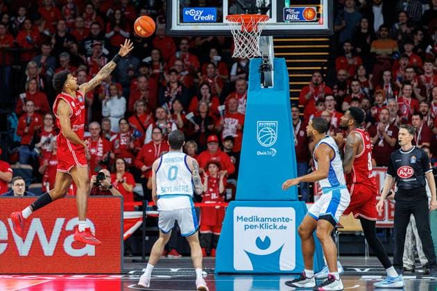 Ibi Watson BMA365 Bamberg Baskets, 02 , Logan Johnson Frankfurt Skyliners, 00 , BMA365 Bamberg Baskets vs Frankfurt Skyliners, Basketball, easyCredit BBL, Matchday 7, 08 11 2025 BMA365 Bamberg Baskets vs Frankfurt Skyliners, Basketball, easyCredit BBL, Matchday 7, 08 11 2025 Bamberg Copyright: xEibner-Pressefoto G.xSantemizx EP_EER