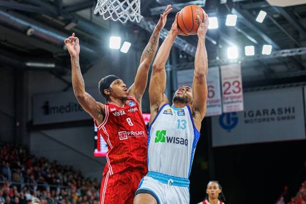 Demarcus Demonia BMA365 Bamberg Baskets, 08 , Jaedon Le Dee Frankfurt Skyliners, 13 , BMA365 Bamberg Baskets vs Frankfurt Skyliners, Basketball, easyCredit BBL, Matchday 7, 08 11 2025 BMA365 Bamberg Baskets vs Frankfurt Skyliners, Basketball, easyCredit BBL, Matchday 7, 08 11 2025 Bamberg Copyright: xEibner-Pressefoto G.xSantemizx EP_EER