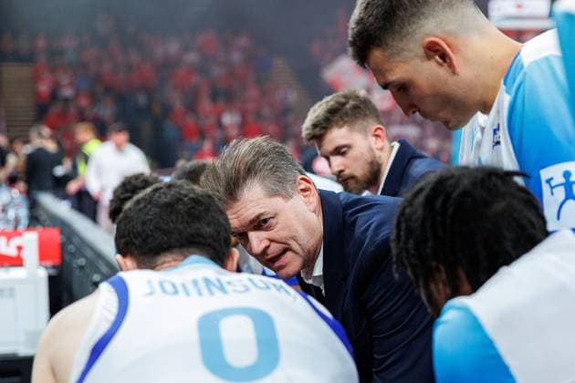 Klaus Perwas Frankfurt Skyliners, Coach, Timeout, Team, Mannschaft, BMA365 Bamberg Baskets vs Frankfurt Skyliners, Basketball, easyCredit BBL, Matchday 7, 08 11 2025 BMA365 Bamberg Baskets vs Frankfurt Skyliners, Basketball, easyCredit BBL, Matchday 7, 08 11 2025 Bamberg Copyright: xEibner-Pressefoto G.xSantemizx EP_EER
