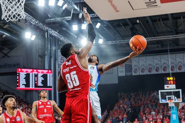 Ejiofor Onu BMA365 Bamberg Baskets, 35 , William Christmas Frankfurt Skyliners, 08 , BMA365 Bamberg Baskets vs Frankfurt Skyliners, Basketball, easyCredit BBL, Matchday 7, 08 11 2025 BMA365 Bamberg Baskets vs Frankfurt Skyliners, Basketball, easyCredit BBL, Matchday 7, 08 11 2025 Bamberg Copyright: xEibner-Pressefoto G.xSantemizx EP_EER