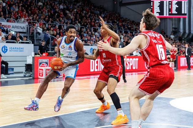 William Christmas Frankfurt Skyliners, 08 , Austin Crowley BMA365 Bamberg Baskets, 85 , Adrian Petkovic BMA365 Bamberg Baskets, 15 , BMA365 Bamberg Baskets vs Frankfurt Skyliners, Basketball, easyCredit BBL, Matchday 7, 08 11 2025 BMA365 Bamberg Baskets vs Frankfurt Skyliners, Basketball, easyCredit BBL, Matchday 7, 08 11 2025 Bamberg Copyright: xEibner-Pressefoto G.xSantemizx EP_EER