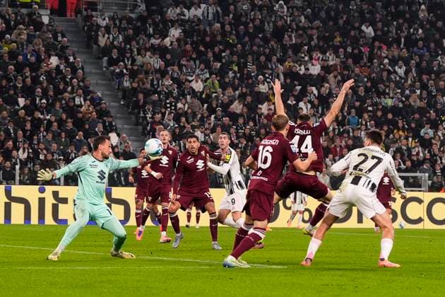 Torino s goalkeeper Alberto Paleari during the Serie A soccer match between Juventus Fc and Torino Fc at the Juventus Stadium in Turin, north west Italy - November 08, 2025. - Soccer  Copyright: xFabioxFerrari LaPressex