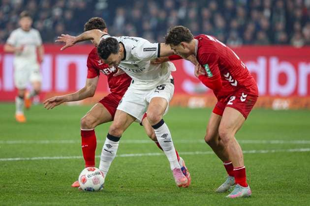 Mönchengladbach, Germany, 08 11 25 Eric Martel 1 FC Köln , Haris Tabakovic Borussia Mönchengladbach and Joel Schmied 1 FC Köln fighting for the ball during the Bundesliga match between Borussia Mönchengladbach vs 1 FC Köln at Borussia Park Mönchengladbach Stadion im Borussia Park North Rhine Westphalia Germany Copyright: xBrauer-Fotoagenturx xAdrianxSchlx
