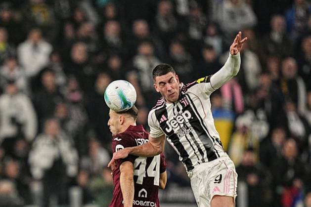 Juventus Dusan Vlahovic jumps for the ball with Torino™s Ardian Ismajli during the Serie A soccer match between Juventus and Torino at the Allianz Stadium in Turin, north west Italy - Saturday, Nov. 8, 2025. - Soccer .  Copyright: xMarcoxAlpozzi LaPressex