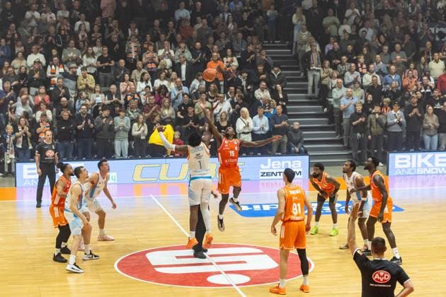 GER, easy Credit Basketball Bundesliga, Science City Jena Niners Chemnitz 08 11 2025, Sparkassen Arena, Jena, GER, easy Credit Basketball Bundesliga, Science City Jena Niners Chemnitz Tipp off, Great Osobor Science City Jena, 1 , Ty Brewer Niners Chemnitz, 15 Â Photo Alexander Trienitz Jena Sparkassen Arena Thueringen Germany