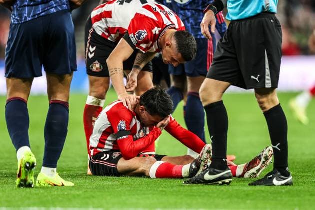 Premier League Sunderland v Arsenal Enzo Le FÃ e of Sunderland injured after a head injury during the Premier League match Sunderland vs Arsenal at Stadium Of Light, Sunderland, United Kingdom, 8th November 2025 (Photo by Alfie Cosgrove News Images) Sunderland Stadium Of Light Tyne and Wear United Kingdom Copyright: xAlfiexCosgrove NewsxImagesx