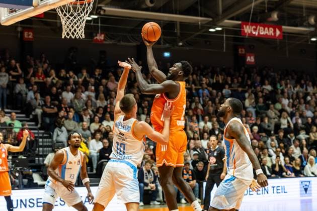 GER, easy Credit Basketball Bundesliga, Science City Jena Niners Chemnitz 08 11 2025, Sparkassen Arena, Jena, GER, easy Credit Basketball Bundesliga, Science City Jena Niners Chemnitz Amadou Sow Niners Chemnitz, 12 Â Photo Alexander Trienitz Jena Sparkassen Arena Thueringen Germany