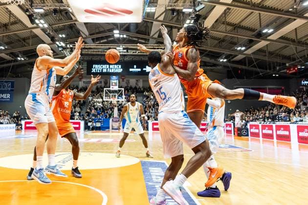 GER, easy Credit Basketball Bundesliga, Science City Jena Niners Chemnitz 08 11 2025, Sparkassen Arena, Jena, GER, easy Credit Basketball Bundesliga, Science City Jena Niners Chemnitz Nike Sibande Niners Chemnitz, 2 , Naz Bohannon Science City Jena, 15 Â Photo Alexander Trienitz Jena Sparkassen Arena Thueringen Germany