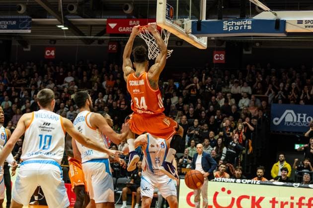 GER, easy Credit Basketball Bundesliga, Science City Jena Niners Chemnitz 08 11 2025, Sparkassen Arena, Jena, GER, easy Credit Basketball Bundesliga, Science City Jena Niners Chemnitz Gavin Schilling Niners Chemnitz, 34 Â Photo Alexander Trienitz Jena Sparkassen Arena Thueringen Germany