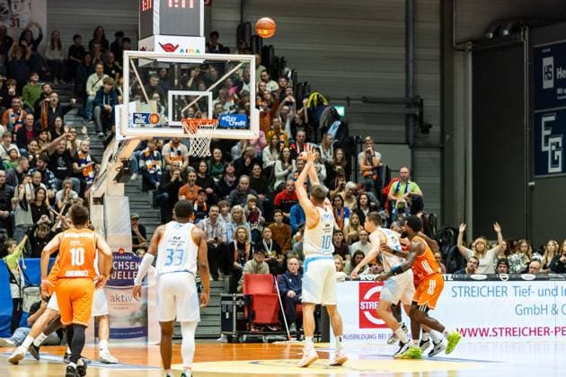GER, easy Credit Basketball Bundesliga, Science City Jena Niners Chemnitz 08 11 2025, Sparkassen Arena, Jena, GER, easy Credit Basketball Bundesliga, Science City Jena Niners Chemnitz Joe Wieskamp Science City Jena, 10 at a free throw Â Photo Alexander Trienitz Jena Sparkassen Arena Thueringen Germany