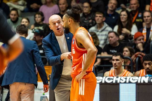 GER, easy Credit Basketball Bundesliga, Science City Jena Niners Chemnitz 08 11 2025, Sparkassen Arena, Jena, GER, easy Credit Basketball Bundesliga, Science City Jena Niners Chemnitz Kaza Kajami Keane Niners Chemnitz, 10 talks with Rodrigo Pastore Head Coach , Niners Chemnitz Â Photo Alexander Trienitz Jena Sparkassen Arena Thueringen Germany