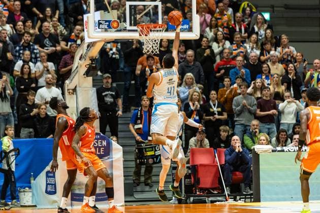 GER, easy Credit Basketball Bundesliga, Science City Jena Niners Chemnitz 08 11 2025, Sparkassen Arena, Jena, GER, easy Credit Basketball Bundesliga, Science City Jena Niners Chemnitz Alex Herrera Science City Jena, 41 Â Photo Alexander Trienitz Jena Sparkassen Arena Thueringen Germany