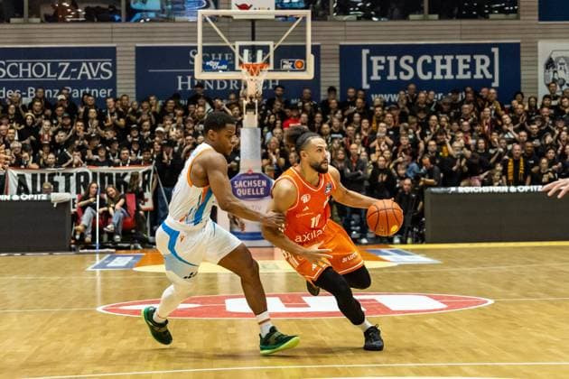 GER, easy Credit Basketball Bundesliga, Science City Jena Niners Chemnitz 08 11 2025, Sparkassen Arena, Jena, GER, easy Credit Basketball Bundesliga, Science City Jena Niners Chemnitz Kaza Kajami Keane Niners Chemnitz, 10 , Eric Washington Science City Jena, 33 Â Photo Alexander Trienitz Jena Sparkassen Arena Thueringen Germany