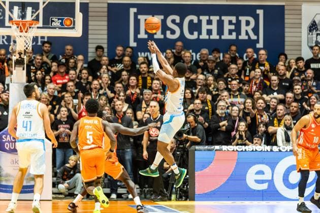 GER, easy Credit Basketball Bundesliga, Science City Jena Niners Chemnitz 08 11 2025, Sparkassen Arena, Jena, GER, easy Credit Basketball Bundesliga, Science City Jena Niners Chemnitz Eric Washington Science City Jena, 33 Â Photo Alexander Trienitz Jena Sparkassen Arena Thueringen Germany