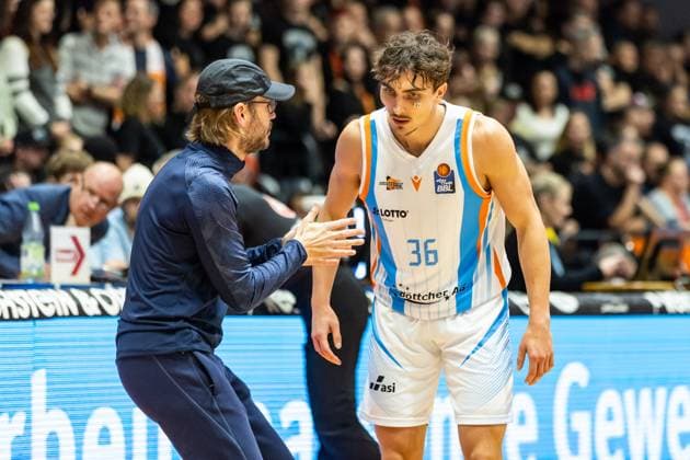 GER, easy Credit Basketball Bundesliga, Science City Jena Niners Chemnitz 08 11 2025, Sparkassen Arena, Jena, GER, easy Credit Basketball Bundesliga, Science City Jena Niners Chemnitz Björn Harmsen Head Coach , Science City Jena, Kristofer Krause Science City Jena, 36 Â Photo Alexander Trienitz Jena Sparkassen Arena Thueringen Germany