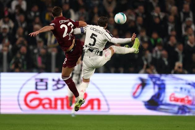 Cesare Casadei (Torino Fc) und Manuel Locatelli (Juventus FC) battle for the ball, Serie A, Juventus FC v Torino Fc, Allianz Stadium, November 8, 2025, Turin, Italy.