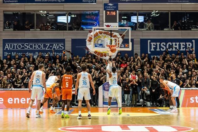 GER, easy Credit Basketball Bundesliga, Science City Jena Niners Chemnitz 08 11 2025, Sparkassen Arena, Jena, GER, easy Credit Basketball Bundesliga, Science City Jena Niners Chemnitz Eric Washington Science City Jena, 33 at a free throw Â Photo Alexander Trienitz Jena Sparkassen Arena Thueringen Germany