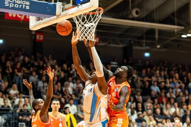 GER, easy Credit Basketball Bundesliga, Science City Jena Niners Chemnitz 08 11 2025, Sparkassen Arena, Jena, GER, easy Credit Basketball Bundesliga, Science City Jena Niners Chemnitz Great Osobor Science City Jena, 1 , Amadou Sow Niners Chemnitz, 12 Â Photo Alexander Trienitz Jena Sparkassen Arena Thueringen Germany
