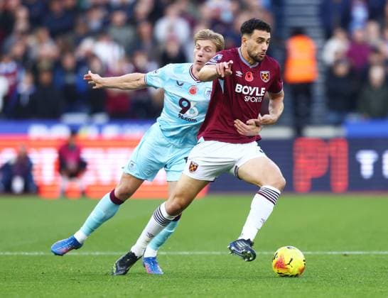 West Ham United v Burnley, English Premier League, The London Stadium, London, UK - 08 11 2025 Max Kilman of West Ham United is pressured by Zian Flemming of Burnley London The London Stadium London GBR, UK NEWSPAPERS OUT Copyright: xMarkxGreenwoodx