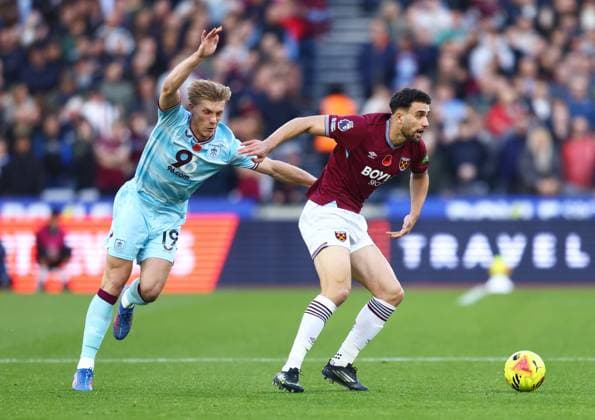 West Ham United v Burnley, English Premier League, The London Stadium, London, UK - 08 11 2025 Max Kilman of West Ham United is pressured by Zian Flemming of Burnley in the Premier league game at the London Stadium London The London Stadium London GBR, UK NEWSPAPERS OUT Copyright: xMarkxGreenwoodx