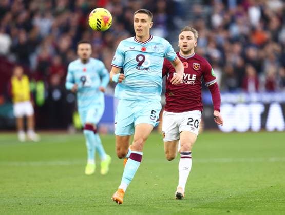 West Ham United v Burnley, English Premier League, The London Stadium, London, UK - 08 11 2025 Maxime Esteve of Burnley is tracked by Jarrod Bowen of West Ham United in the Premier league game at the London Stadium London The London Stadium London GBR, UK NEWSPAPERS OUT Copyright: xMarkxGreenwoodx