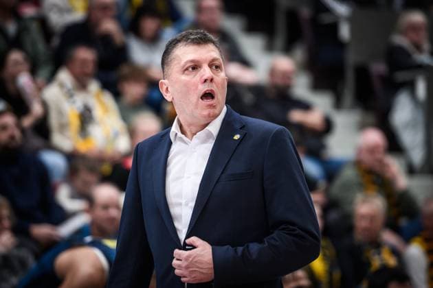Predrag Krunic EWE Baskets Oldenburg, Head Coach critical view GER, MHP Riesen Ludwigsburg EWE Baskets Oldenburg, easycredit BBL, Basketball, Bundesliga, Matchday 7, Season 2025 2026, 08 11 2025 GER, MHP Riesen Ludwigsburg EWE Baskets Oldenburg, easycredit BBL, Basketball, Bundesliga, Matchday 7, Season 2025 2026, 08 11 2025 Ludwigsburg Copyright: xSandyxDinkelackerx EP_SDR