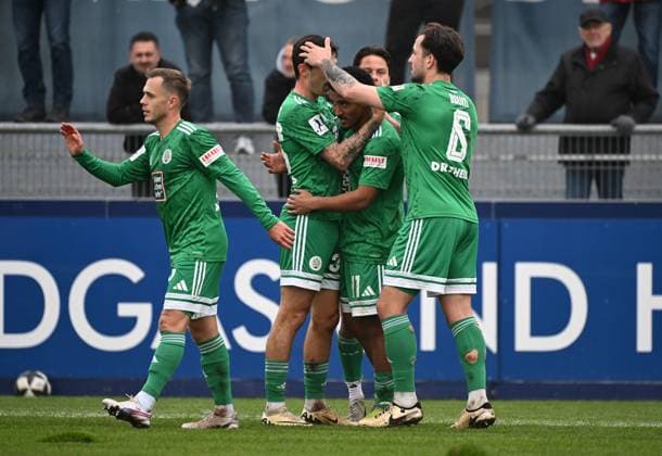 08 11 2025, xjhx, Soccer Regionalliga Suedwest, Bayern Alzenau FC 08 Homburg v l Ken Mata FC Homburg celebrate the goal, Der Torjubel zum 0 1 DFL DFB REGULATIONS PROHIBIT ANY USE OF PHOTOGRAPHS as IMAGE SEQUENCES and or QUASI VIDEO Alzenau