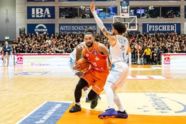 GER, easy Credit Basketball Bundesliga, Science City Jena Niners Chemnitz 08 11 2025, Sparkassen Arena, Jena, GER, easy Credit Basketball Bundesliga, Science City Jena Niners Chemnitz Kaza Kajami Keane Niners Chemnitz, 10 , Tavian Dunn Martin Science City Jena, 0 Â Photo Alexander Trienitz Jena Sparkassen Arena Thueringen Germany